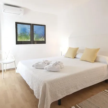 Mit Garten, Sonnenterrasse Sowie Ueberdachter Terrasse Und Pool In Strandnaehe Cala Ratjada (Mallorca)