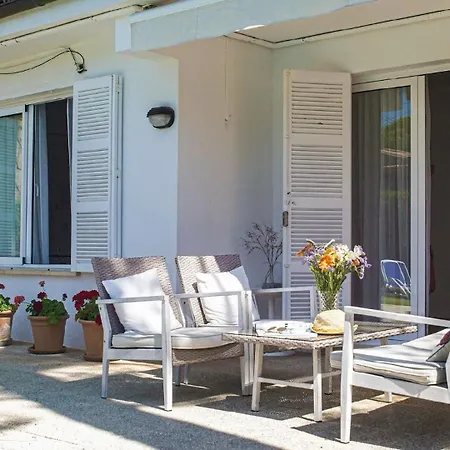 Mit Garten, Sonnenterrasse Sowie Ueberdachter Terrasse Und Pool In Strandnaehe