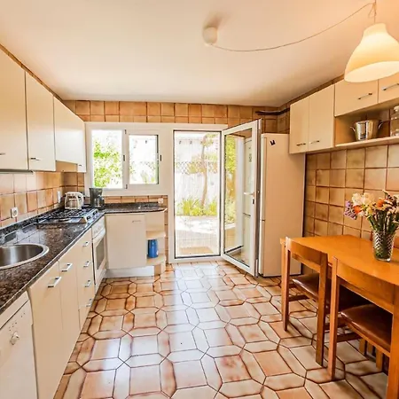 Casa vacanze Mit Garten, Sonnenterrasse Sowie Ueberdachter Terrasse Und Pool In Strandnaehe