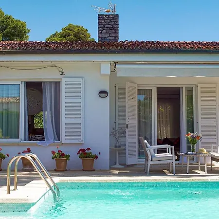 Casa vacanze Mit Garten, Sonnenterrasse Sowie Ueberdachter Terrasse Und Pool In Strandnaehe